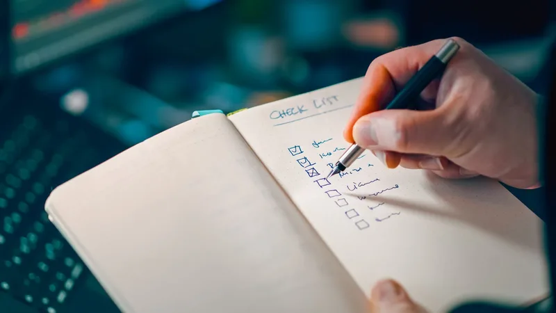 A simple three-step checklist: Step 1 — Map all input sources and flag warm contacts; Step 2 — Find three to five strangers with the problem; Step 3 — Apply a behavioral evidence gate before every major commitment. Clean layout, no decoration.